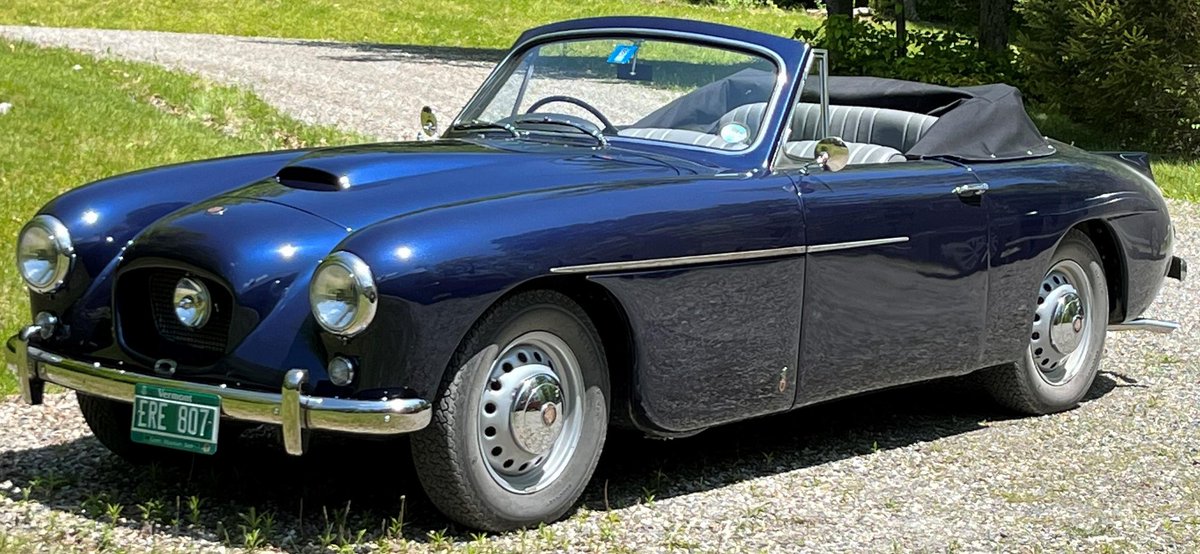 UltimativCars's tweet photo. #QuailAuction2023

The #Bristol 405/#Bristol405 (1954-58) was made in a total of 308 units:
265 Saloons &amp; 43 #Drophead #Coupé|s [by #Abbott]; the latest called was made in 40 RHDs &amp; only 3 LHDs.

This early #darkblue #RHD-#DHC (55-58) was est. at $175-250k, but sadly kept unsold. https://t.co/MSTG5kfTZV