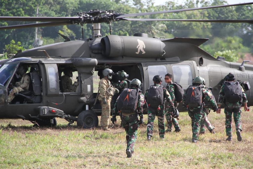 Koopssus TNI & Pasukan Khusus Amerika lumpuhkan teroris di Bandara Blimbing Sari Banyuwangi  dalam Full Mission Profile yg merupakan puncak dari Latma Military to Military (M2MC) di  Latgabma SGS Special Operation Forces tahun 2023.

#tnipatriotnkri
#nkrihargamati
#SGS2023