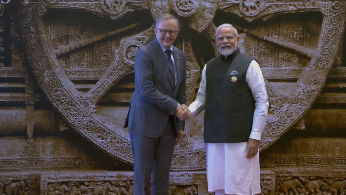 dpradhanbjp's tweet photo. Odisha’s timeless wonder— KONARK CHAKRA at @g20org for the welcome handshake. 

A moment of great pride for all Indians, particularly my #Odia brothers and sisters. 

A symbol of India’s civilisational, cultural and architectural excellence, the Konark chakra symbolises continuity and progress.