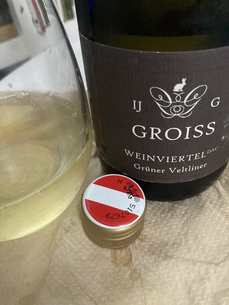 DoliverosDaniel's tweet photo. Hard to believe,that this Austrian beauty,only sells at around $19,#Groiss 22 #GrunerVeltliner,greenish color,aromas redolent of honeysuckle,peach,grapefruit,mineral & oyster shell,good entry & grip,energetic,w/sour cherry flavor,refreshing acid backbone,at this price,a must buy! https://t.co/DKwEs44n1K