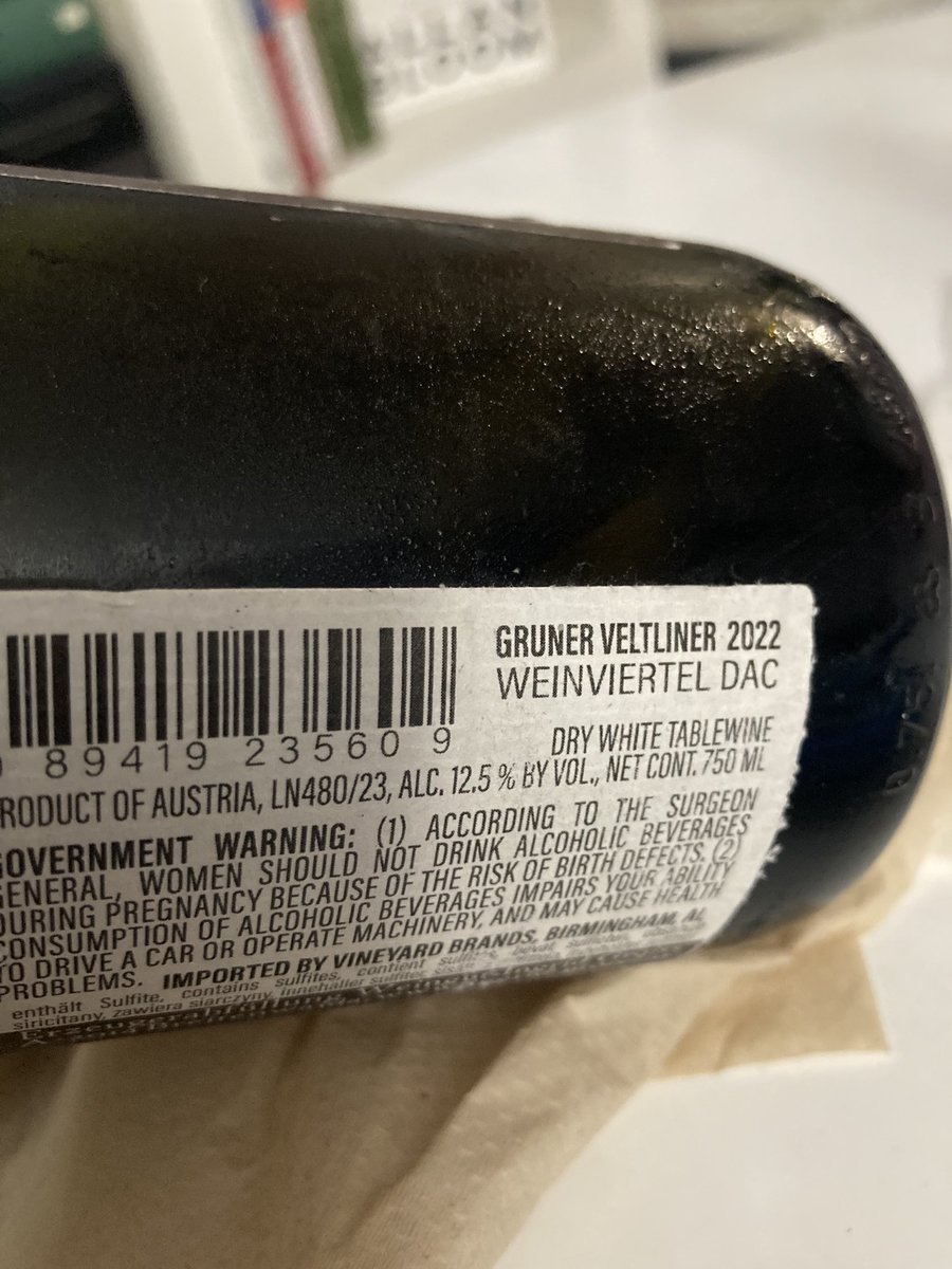DoliverosDaniel's tweet photo. Hard to believe,that this Austrian beauty,only sells at around $19,#Groiss 22 #GrunerVeltliner,greenish color,aromas redolent of honeysuckle,peach,grapefruit,mineral & oyster shell,good entry & grip,energetic,w/sour cherry flavor,refreshing acid backbone,at this price,a must buy! https://t.co/DKwEs44n1K