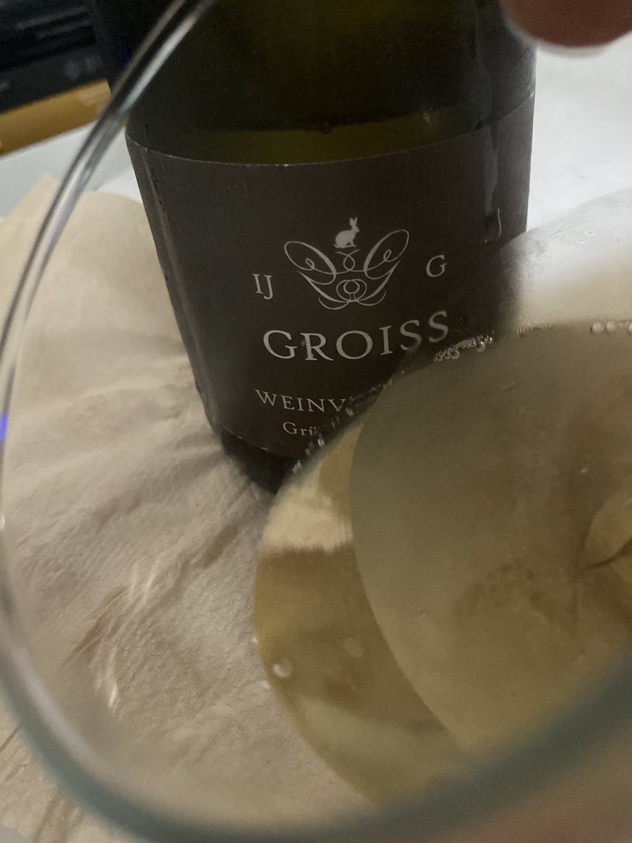 DoliverosDaniel's tweet photo. Hard to believe,that this Austrian beauty,only sells at around $19,#Groiss 22 #GrunerVeltliner,greenish color,aromas redolent of honeysuckle,peach,grapefruit,mineral & oyster shell,good entry & grip,energetic,w/sour cherry flavor,refreshing acid backbone,at this price,a must buy! https://t.co/DKwEs44n1K