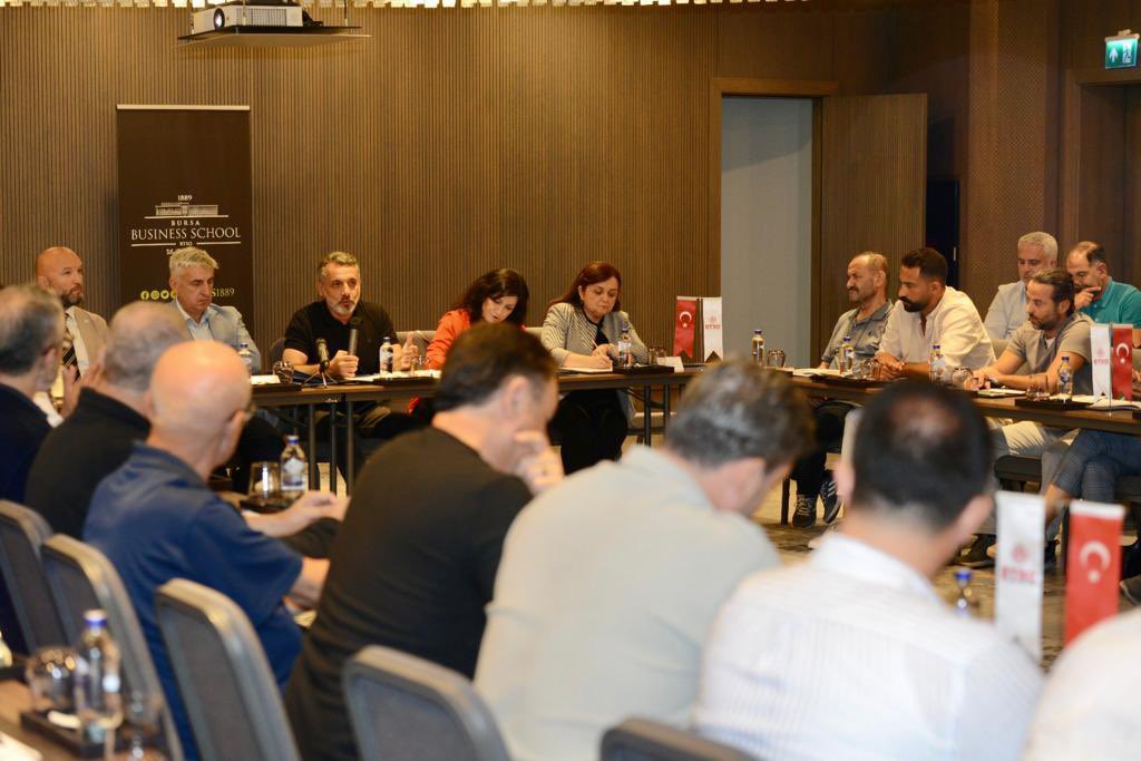 BursaTSO's tweet photo. ➡️Odamızın hayata geçirdiği Sektörel Konseyler, yeni dönem yol haritalarını belirlemek üzere çalışmalarını sürdürüyor. 
Sektörün tüm dinamiklerini ortak akıl masasında buluşturan İnşaat Konseyi, yoğun katılımlı ilk çalıştayını Bursa Business School’da gerçekleştiriyor. https://t.co/WkyoXtZvjg