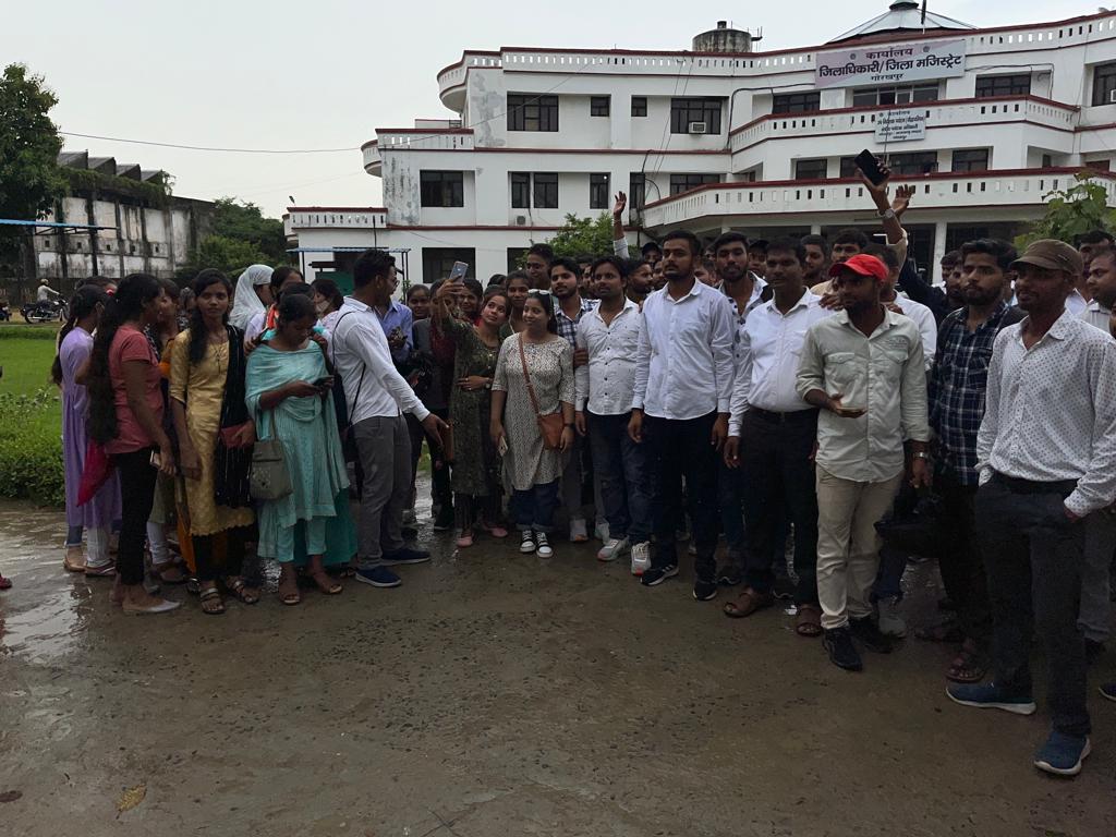 PSU_Gkp's tweet photo. गोरखपुर के सभी पंचायत सहायकों द्वारा कल डीएम कार्यालय और विकास भवन में ज्ञापन दिया गया
क्रॉप सर्वे के सम्बन्ध में
@psunionup @CMOfficeUP @myogiadityanath @Dm_Gorakhpur https://t.co/bSvYK6laNq
