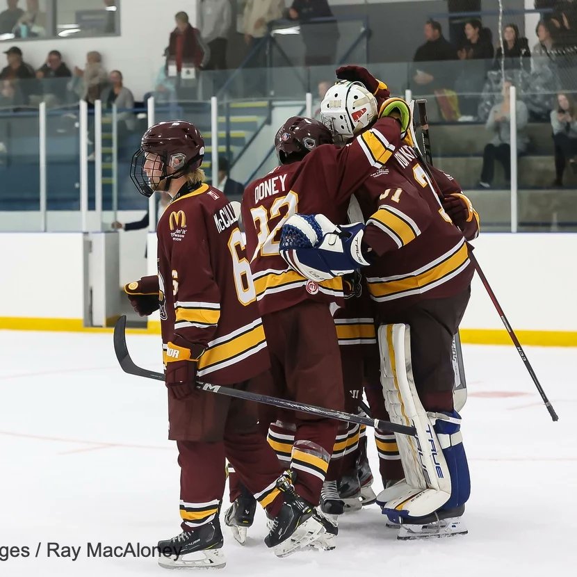 Cellys and a Home Opener Dub feels good!

Back in action Sunday Afternoon vs Leamington, puck drop set for 2:30 PM

Lets pack the ship!

📸| OJHL Images - Ray MacAloney

#AdmiralsJrA #AllHandsOnDeck