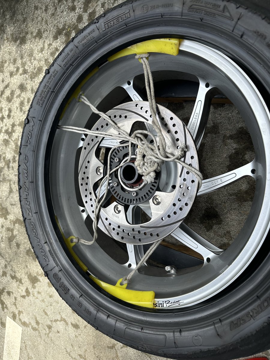 YS_GSX_S1000GT's tweet photo. リヤタイヤ交換
GT新車時に、レースで使用している3時間走行ものの廃棄行きを、装着。
約6,000kmで真ん中がかなり減ってきたので、またしても3時間ものに交換

サイクル的には、フロント1回に対してリヤ2回って感じですかね。

 #GSXS1000GT https://t.co/zxvIjr34Hq