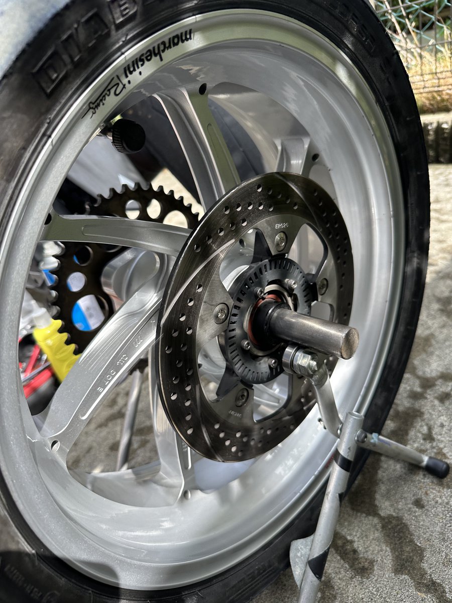 YS_GSX_S1000GT's tweet photo. リヤタイヤ交換
GT新車時に、レースで使用している3時間走行ものの廃棄行きを、装着。
約6,000kmで真ん中がかなり減ってきたので、またしても3時間ものに交換

サイクル的には、フロント1回に対してリヤ2回って感じですかね。

 #GSXS1000GT https://t.co/zxvIjr34Hq