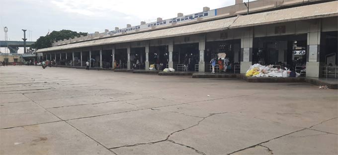 eenadulivenews's tweet image. Apsrtc : ఏపీలో డిపోలకే పరిమితమైన ఆర్టీసీ బస్సులు
అమరావతి: తెదేపా అధినేత చంద్రబాబు అరెస్టు నేపథ్యంలో రాష్ట్రంలో ఎక్కడా అవాంఛనీయ ఘటనలు జరగకుండా పోలీసులు ముందస్తు చర్యలు చేపట్టారు. 
#APRTC #buses #ChandrababuNaidu #Arrest #Eenadu #TeluguNews
eenadu.net/photos/playIma…