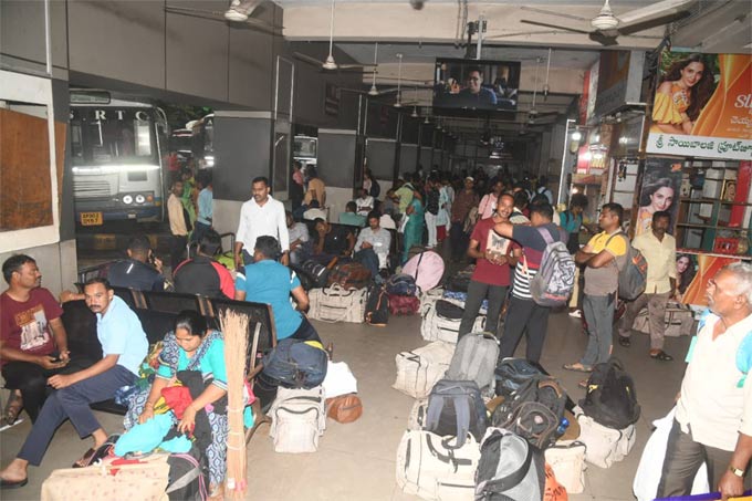 eenadulivenews's tweet image. Apsrtc : ఏపీలో డిపోలకే పరిమితమైన ఆర్టీసీ బస్సులు
అమరావతి: తెదేపా అధినేత చంద్రబాబు అరెస్టు నేపథ్యంలో రాష్ట్రంలో ఎక్కడా అవాంఛనీయ ఘటనలు జరగకుండా పోలీసులు ముందస్తు చర్యలు చేపట్టారు. 
#APRTC #buses #ChandrababuNaidu #Arrest #Eenadu #TeluguNews
eenadu.net/photos/playIma…