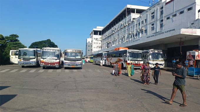 eenadulivenews's tweet image. Apsrtc : ఏపీలో డిపోలకే పరిమితమైన ఆర్టీసీ బస్సులు
అమరావతి: తెదేపా అధినేత చంద్రబాబు అరెస్టు నేపథ్యంలో రాష్ట్రంలో ఎక్కడా అవాంఛనీయ ఘటనలు జరగకుండా పోలీసులు ముందస్తు చర్యలు చేపట్టారు. 
#APRTC #buses #ChandrababuNaidu #Arrest #Eenadu #TeluguNews
eenadu.net/photos/playIma…