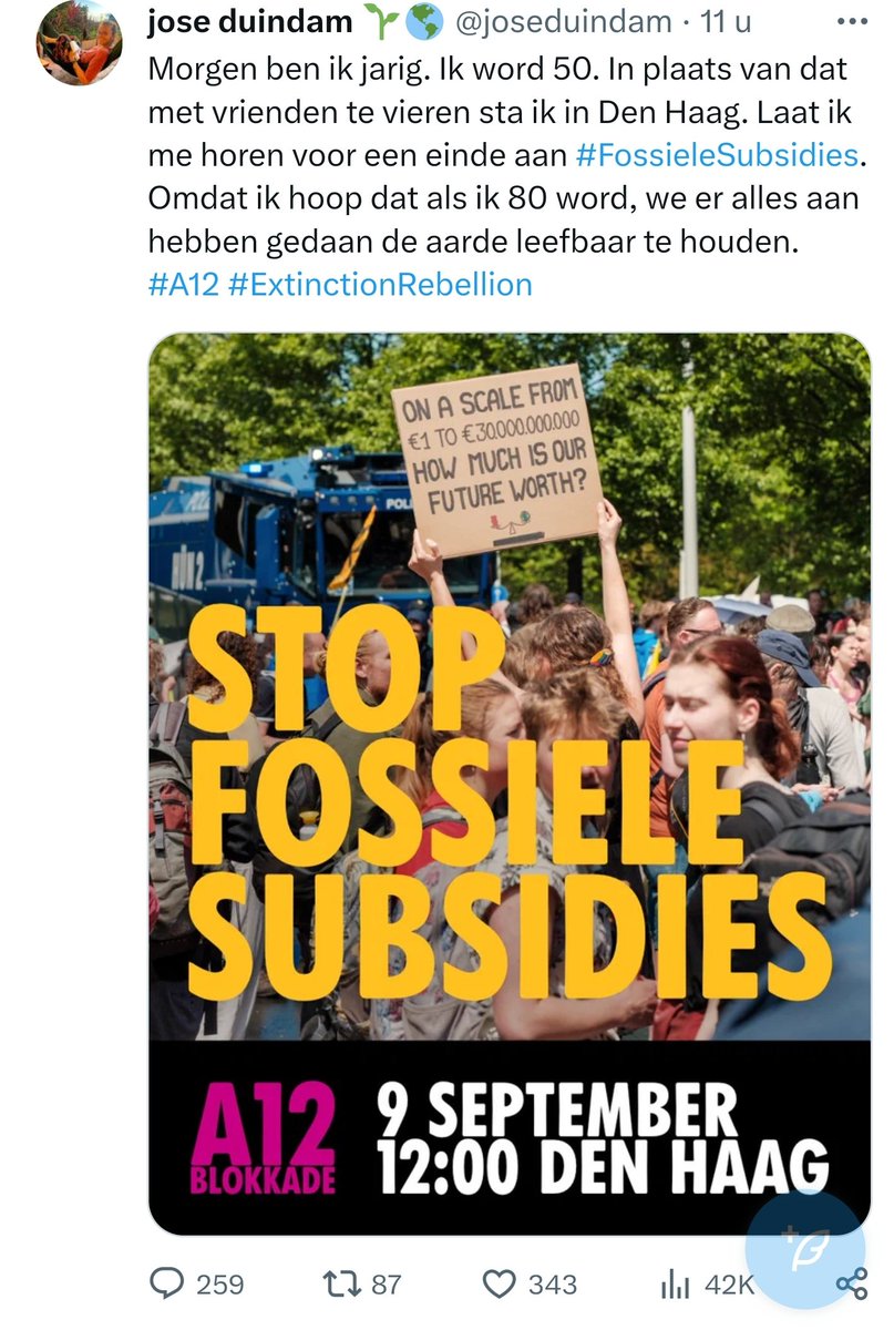 seven__'s tweet photo. Net bekomen van de jetlag en op tijd terug van een vliegreis naar Thailand om na de XR zomerstop weer te demonstreren voor het klimaat &amp; tegen bij elkaar gefantaseerde fossiele subsidies als een vorm van morele CO2 compensatie. Hypocriet? Welnee, t systeem dwong haar te vliegen. https://t.co/uRXa6Q0XA5