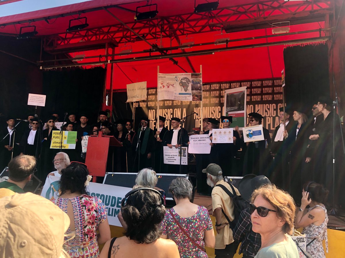 Een podium vol Spinozapremie-winnaars en andere bezorgde hoogleraren bij de XR- supportersdemo. Indrukwekkende speech van Prof. Joyeeta Gupta, Spinozapremie-winnaar van dit jaar.