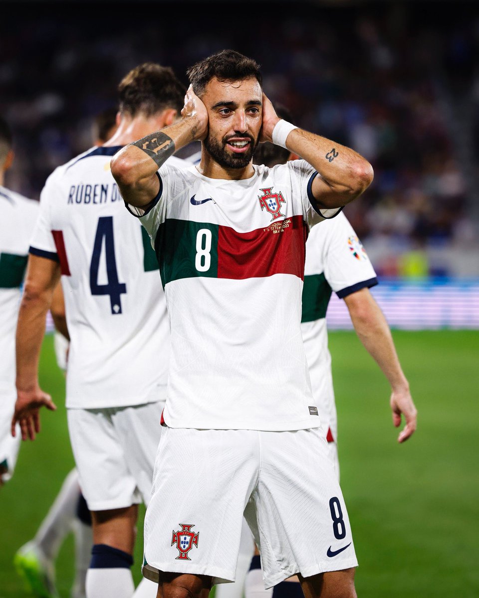 🚨BREAKING:

Bruno Fernandes has just been charged and convicted of being the best midfielder in the world