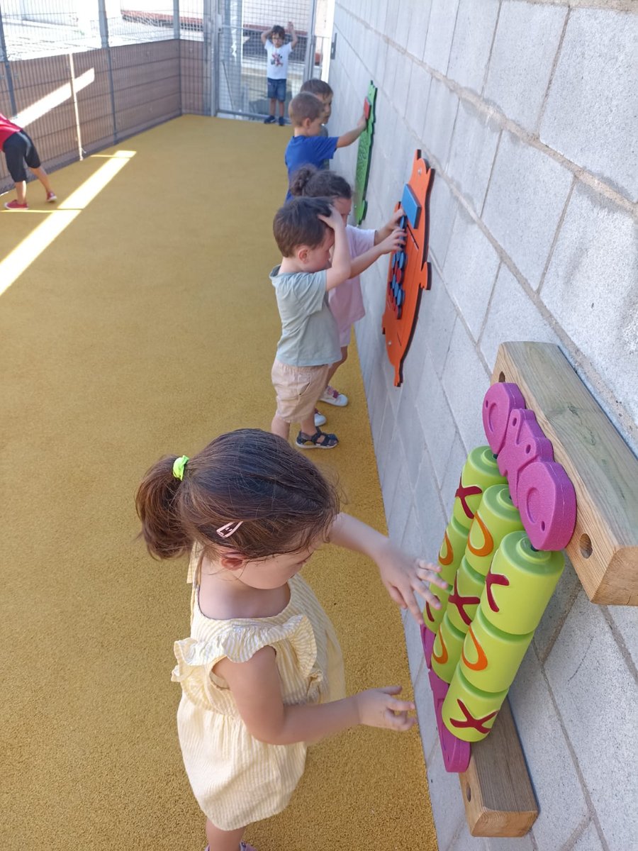 SantNicolau's tweet photo. Ahir els i les alumnes de la classe dels gegants i dels caps grossos d' #I4SN vam estrenar el pati!! ✨
Ens va encantar!!! 😄

#SantNicolau #EducacióInfantil #escola #Sabadell https://t.co/g20FI8uKgR