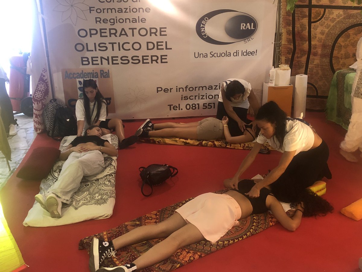 PardoGiuseppe's tweet photo. Ti aspettiamo al Padiglione 3. Anche solo per mega abbraccio energizzante😉
#unascuoladiidee #scuolacentroral #festivaldelloriente #olistico #Napoli https://t.co/SYmH93iJ5A
