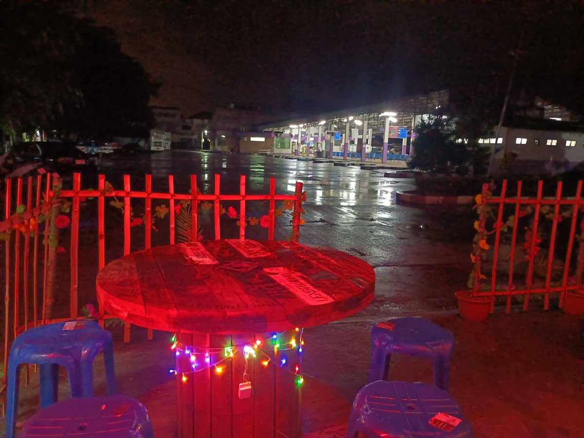 chuanchimMS's tweet photo. เสาร์สนุก คืนนี้ร้านชวนชิม มีโปร1000 ลด10% แล้วพบกัน ใน บขส แม่สาย อาหารอร่อย ราคาถู๊กถูก ร้องเพลงแบบย้อนยุค กับ ตู้คาราโอเกะ แบบหยอดเหรียญ และน้องๆคอยให้บริการ เสริฟ พร้อมเปิดให้บริการแล้วจ้า #คาราโอเกะสีชมพู #แม่สาย #นัดเจอแม่สาย 
สถานที่เล็กๆ แต่เต็มไปด้วยสีสันสวย 😊😊😊😊😊😊 https://t.co/OXY49iR8Z7