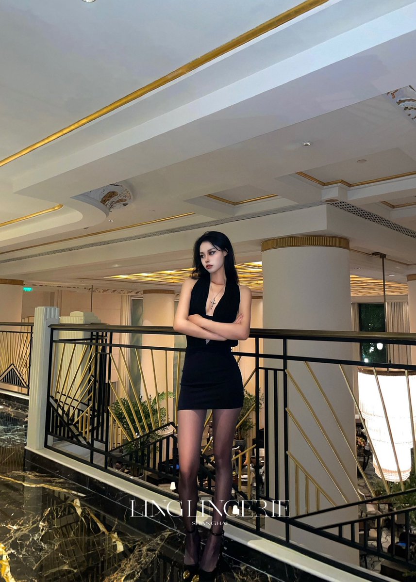 🖤精致包臀小黑裙+冷欲黑丝
冷艳不可方物，御姐气场全开
一眼沉沦的高级性感✨

柔软舒适的天鹅绒丝袜
自然遮瑕，纤薄裸感
高弹贴身，勾勒窈窕身姿
于丝滑薄透中，张扬冷艳魅力❤️‍🔥

「素」轻绒™1D无缝款
直达 https://t.co/T6gTKbgUAh
#绫天生丝滑 #绫丝袜 #绫 #绫天猫旗舰店 #丝袜 #丝袜控 #パンスト https://t.co/xzyC9qFBQv