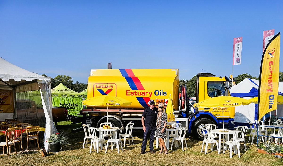 Great catching up with #suppliers and #friends in the  #sunshine <a href="/UskShow/">Usk Show</a> today <a href="/EstuaryOils/">Estuary Oils</a> <a href="/deanoilman/">Dean</a> <a href="/ash_smith12/">Ashley Smith</a> #farming #heatwave #SaturdayVibes