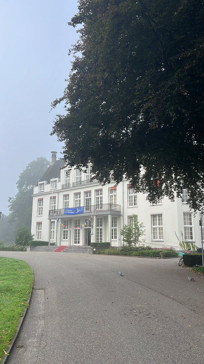 Open Monumentendag op Jagtlust is van start. Burgemeester <a href="/SjoerdPotters/">Sjoerd Potters</a> en wethouder @AnneMarietHart  gaven een feestelijke start. Er zijn rondleidingen en samen met <a href="/wavandijk/">Wouter van Dijk</a> en suzanne Lekkerkerker presenteren wij de archieven van de gemeente van het @rhcvv 
 #omd