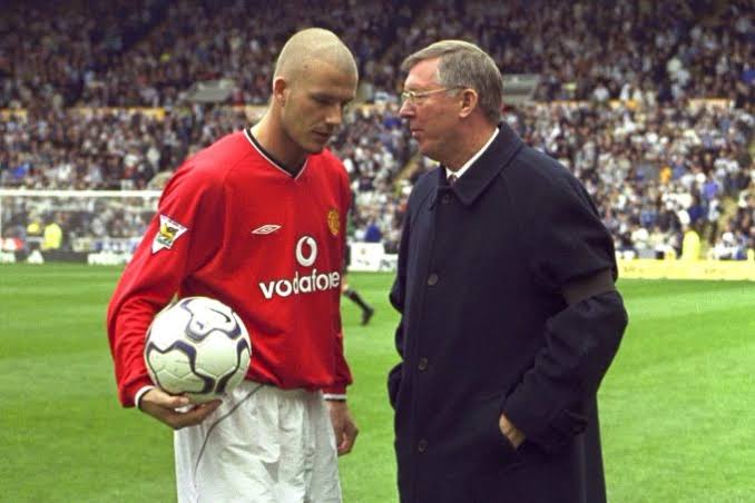 utdfocusid's tweet photo. 🎙| David Beckham:

“Suatu hari, ketika saya berada di Manchester United, saya ingin tampil beda dengan bercukur Mohawk untuk diri saya sendiri. Saya tahu Sir Alex Ferguson tidak akan menyukainya, jadi pada hari-hari pertama latihan saya selalu memakai topi untuk menyembunyikan rambut saya ini, baik di ruang ganti, di lapangan atau pada saat sesi makan bersama. 

Tapi pada hari-H pertandingan saya tidak bisa menyembunyikannya lagi, saya harus melepas topi saya. Saat saya melakukan pemanasan dengan kepala tanpa topi, Ferguson melihat saya dan berkata, 'Cukur rambutmu sekarang.' Saya menanggapinya dengan tertawa, tetapi wajahnya seketika berubah dan dia berkata, 'Saya serius, cukur jambulmu itu sekarang juga.' 

Dia memarahi saya, saya kemudian langsung pergi ke salah satu kamar mandi di Wembley saat itu juga dan langsung mencukur habis semua rambut saya”

#utdfocusid