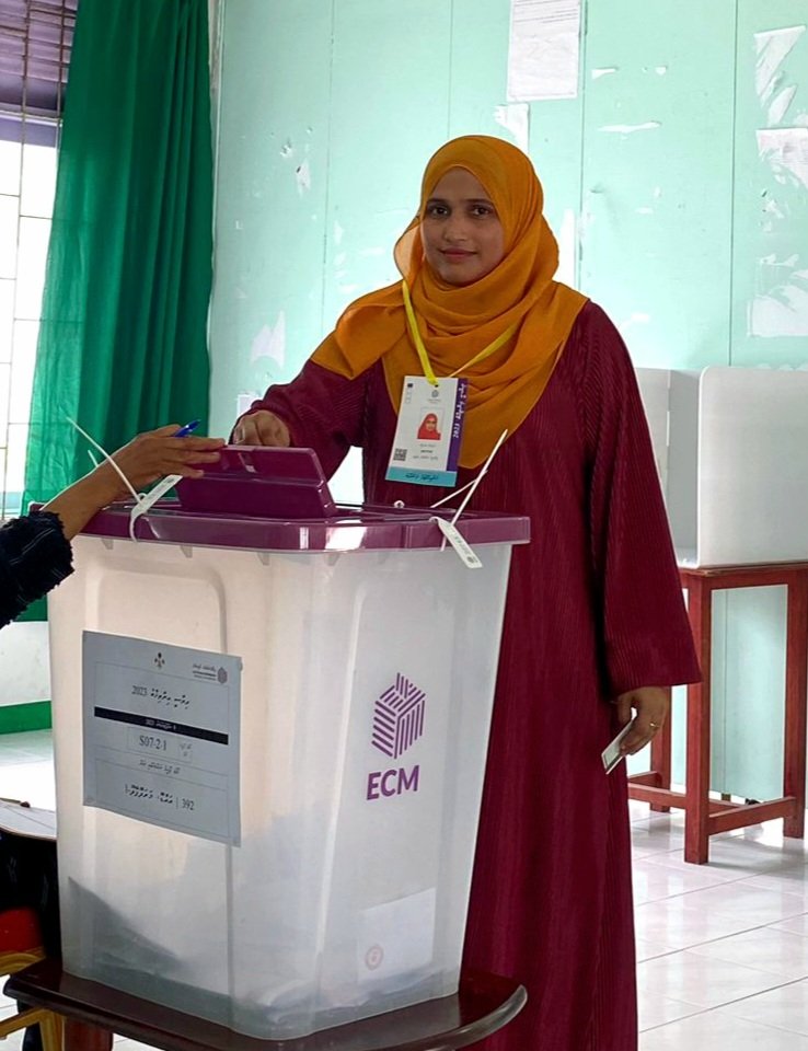 Ainth13Aminath's tweet photo. 56% މަގޭ ވޯޓު ގުނައިފިން. ބޮޑުތަނުން އިބޫ ނަގާނެ އިންޝާﷲ. 
#UfaaveriAmaanRaajje https://t.co/P9dXRMctwi