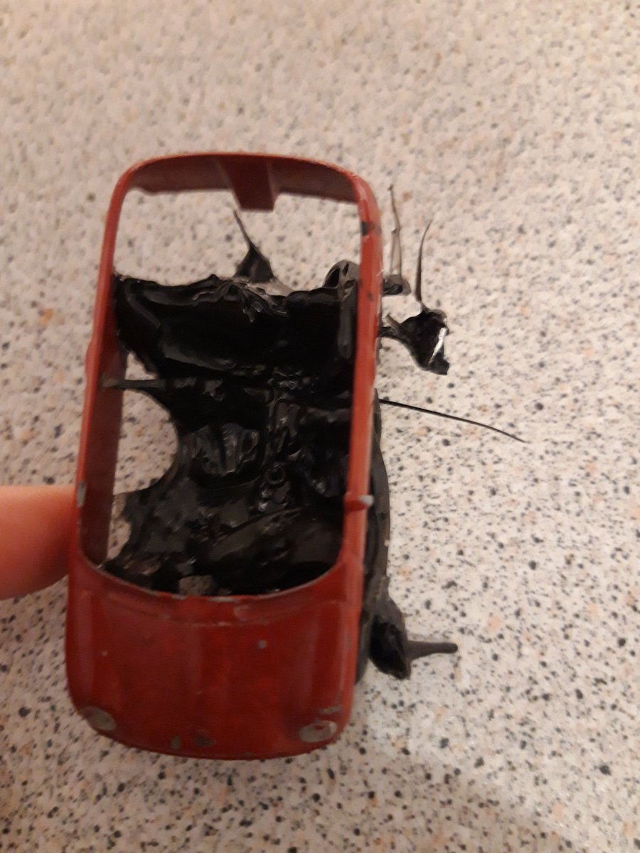 MmeRoubaud's tweet photo. Siempre se debe checar el horno 2 o 3 veces antes de encenderlo #kids https://t.co/rQxFbhMMfN