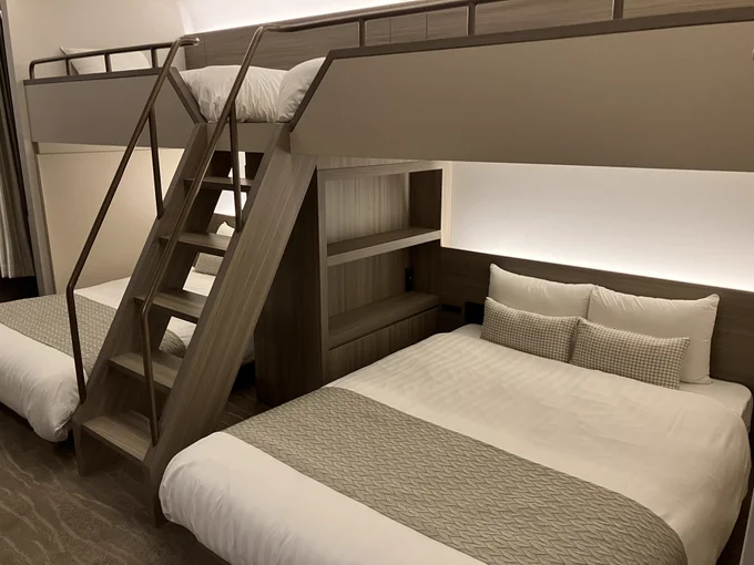 函館旅の宿 一部屋いくらの部屋なので人数が増えると一人の負担分がお安くなります。最初3人の予定が5人になったのでとてもリーズナブルなお値段に。部屋もとっても綺麗。ラウンジ?もオサレ 金カム花札やったり(ピスさん強ぇ)デッカいテレビで実写ワンピを皆で見たりしてオタクの夜は更けていく…