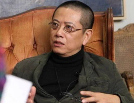 陈丹青：一天到晚不是亮剑就是亮武，不是亮枪就是亮炮， 亮完导弹航母，就剩吓唬百姓那点本事了，世界压根就没把你当回事。你什么时候能亮亮先进文明、亮亮道德良知、亮亮民主自由、亮亮公平公正、亮亮给人民造了多少福祉、哪怕亮亮官员财产、官员的子女国籍、也算你它妈牛B！