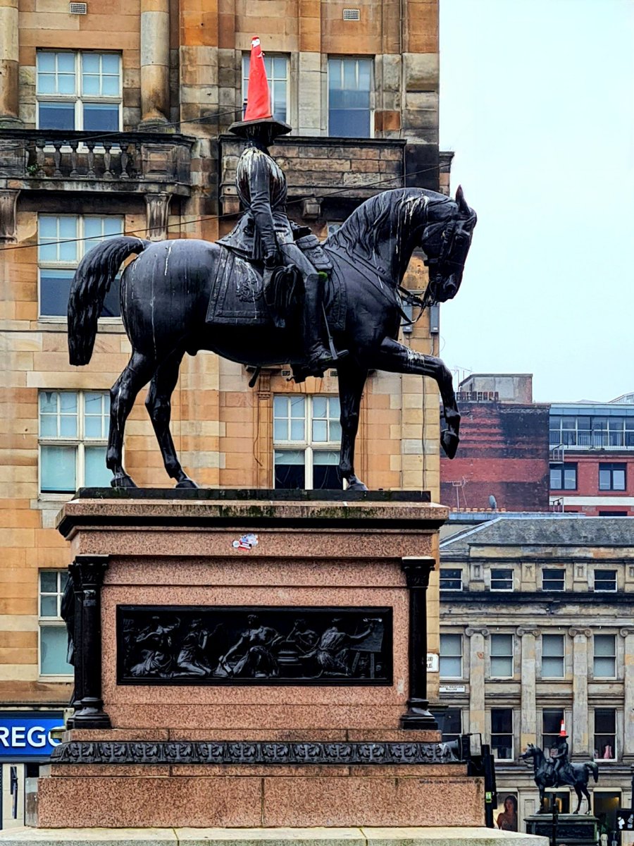 One photograph, two coneheads, only Glasgow!

#glasgow #dukeofwellington #princealbert #conehead #glasgowstatues #georgesquare #coneheads #roadcones