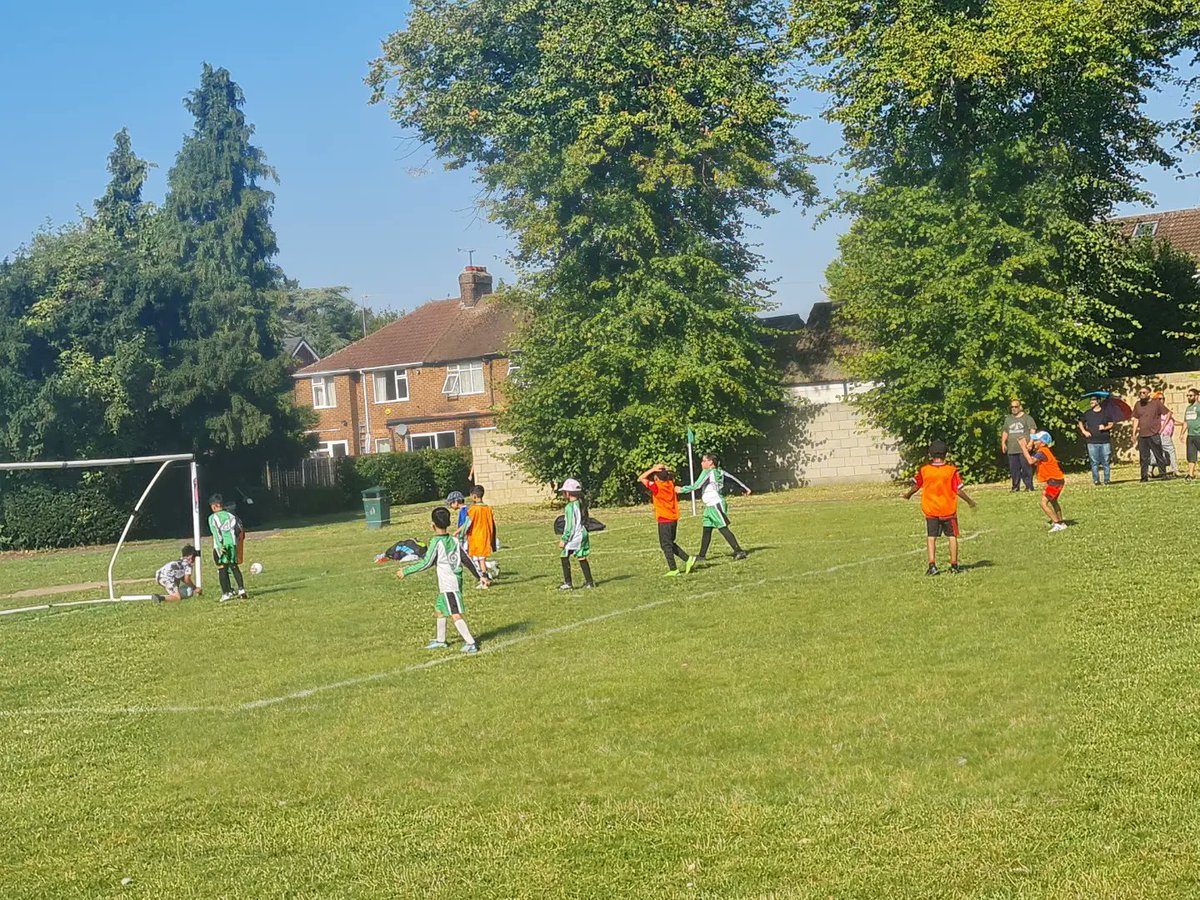 lutonunitedfc's tweet photo. U8's and U9's playing a friendly with a blazing start to the season #grassrootsball #startofseason #heatwave #summerfootball ⚽️❤️⚽️ https://t.co/8kPvID8qzS