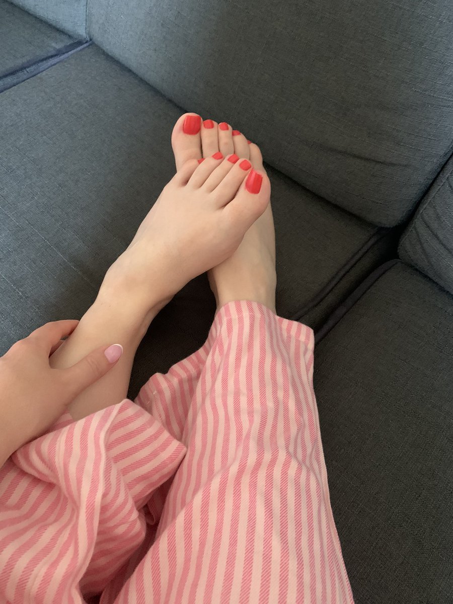 La Reine est réveillée

Viens saluer tes délicieux Maîtres avec une belle offrande 🥵🤭