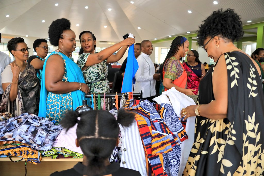 Mu Karere ka #Kicukiro harimo kubera inama rusange y'inama y'Igihugu y'abagore, iyi nama yanitabiriwe na Visi Perezida wa @SenateofRwanda , <a href="/nyirasafariespe/">Nyirasafari Espérance</a>. Muri iyi nama abagore baramurika ibikorwa bitandukanye bakora mu rwego rwo kwiteza imbere ndetse bungurane ibitekerezo.(1)