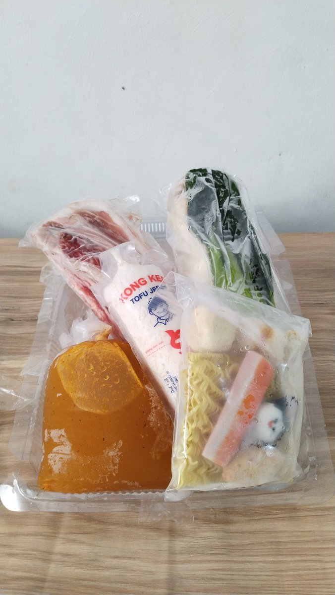 Dikirimin temen sepaket gini. Pake daging pula. Alhamdulillah. Rejeki emang banyak bentuknya. Barakallah, mba yuni!