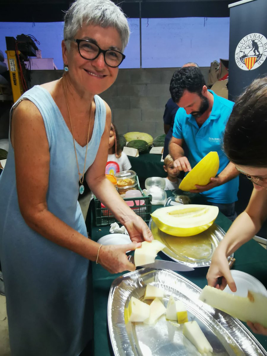 LenaSerraCapo's tweet photo. (1). Ahir la delegació de Vilafranca d'@ocbcat va organitzar un tast de melons al magatzem de  Ca na Sopeta i  va ser tot un èxit.  Més de 17 varietats de meló  es varen poder tastar i  posen en valor el conreu i els productes de la  nostra terra. https://t.co/Bks4MRhP7R