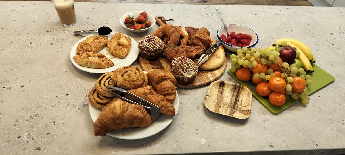 praveenscience's tweet photo. Not forgetting the amazing swags and food sponsored by @MakersAcademy! 🤩

#Makers #Developers #Uncodebar #JavaScript #London https://t.co/rD3zDWDpYv