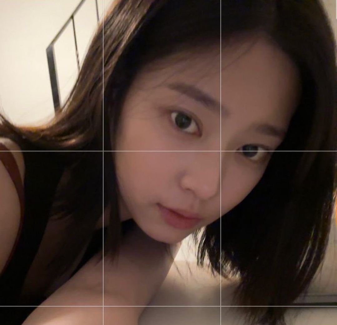 thinkerkmj's tweet photo. she is so girlfriend coded https://t.co/znGzFZO8iA