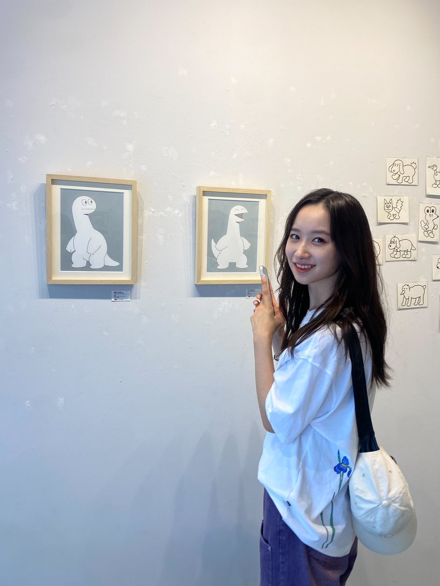 yui_2g's tweet image. 前田さんとトミムラコタさんの展示会へ行ってきました💘
キャラクター可愛くて癒され空間だったよ~
缶バッジとステッカーげっとしました❕🦖