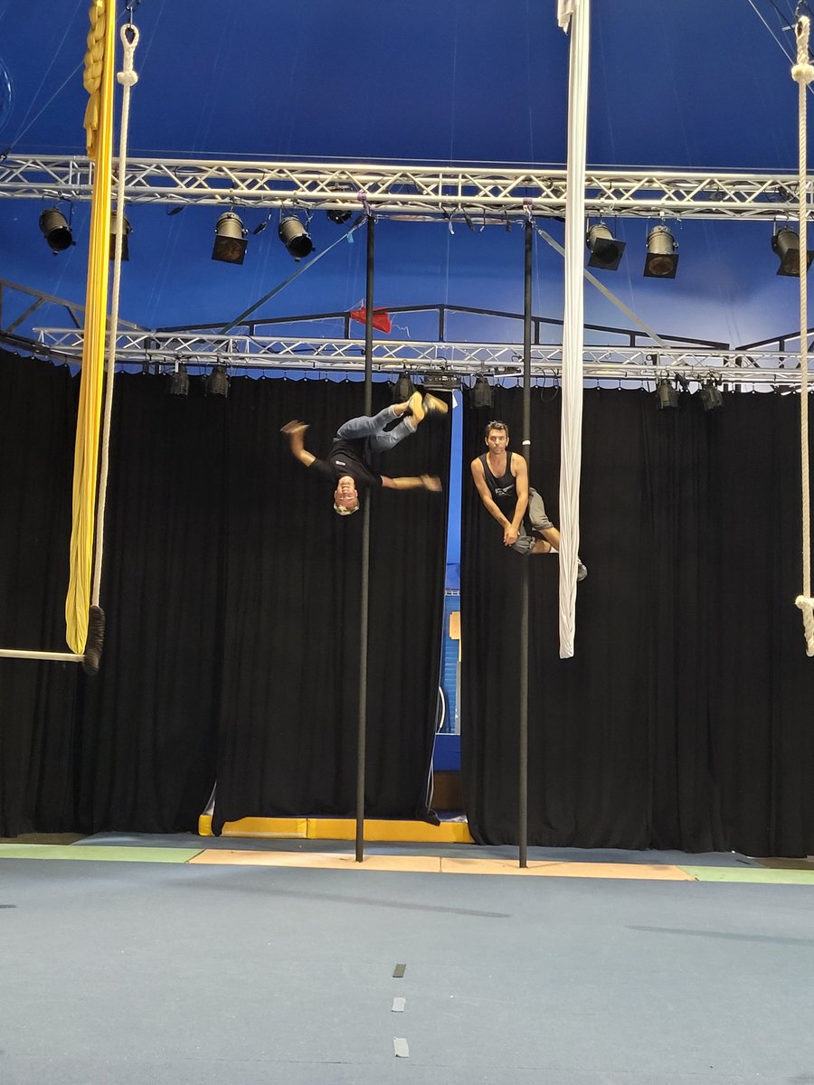 Matinée autour de l' aérien et des acrobaties. L' après midi a été consacrée à la construction d' une production finale et d' une démonstration des éducateurs. <a href="/CpcepsA/">CPC EPS Alençon</a> <a href="/USEP_61/">USEP 61</a>