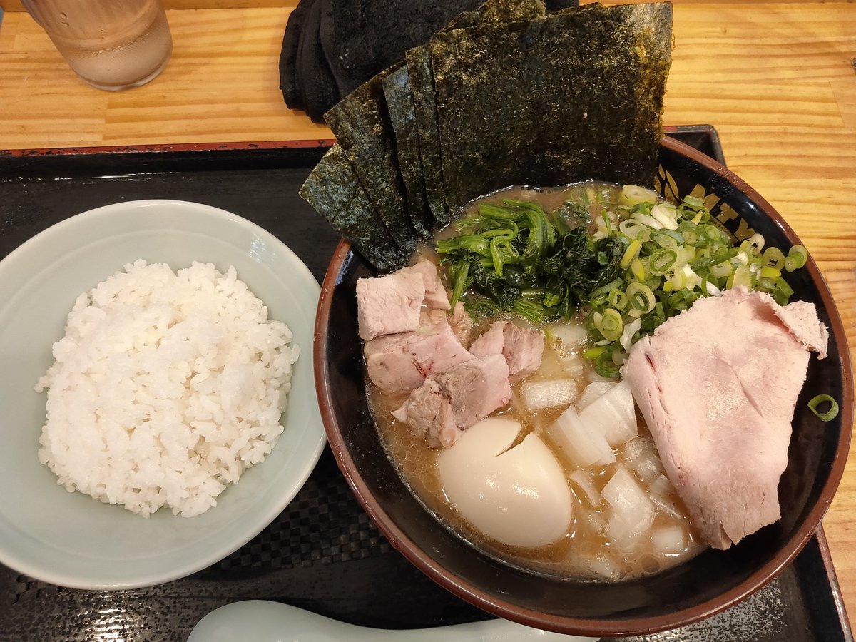 edonomori's tweet photo. 見田家(立ち食い家系ラーメン)@練馬
ラーメン(麺半分・麺かため・味ふつう・油ふつう)＋味玉＋たまねぎ＋九条ねぎ＋無料ライス×2杯
いつも心遣いありがとうございます、背徳が薄れる様にねぎねぎラーメンとライスで🙇。
#見田家
#家系ラーメン
#練馬 https://t.co/MPieDDlhgM