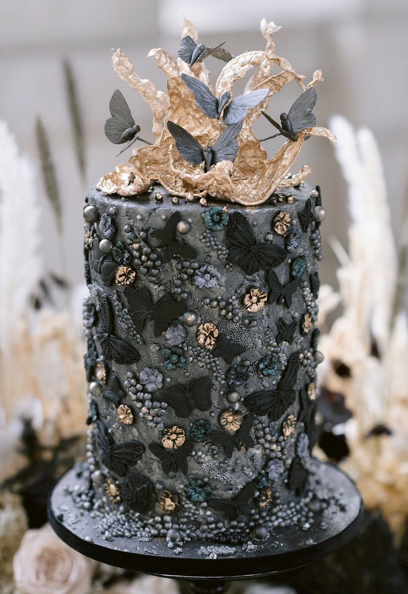 lizcakeemporium's tweet photo. #weddingcakes #blackweddingcakes #blackcakes #basreliefcake https://t.co/QMnPylzmnT