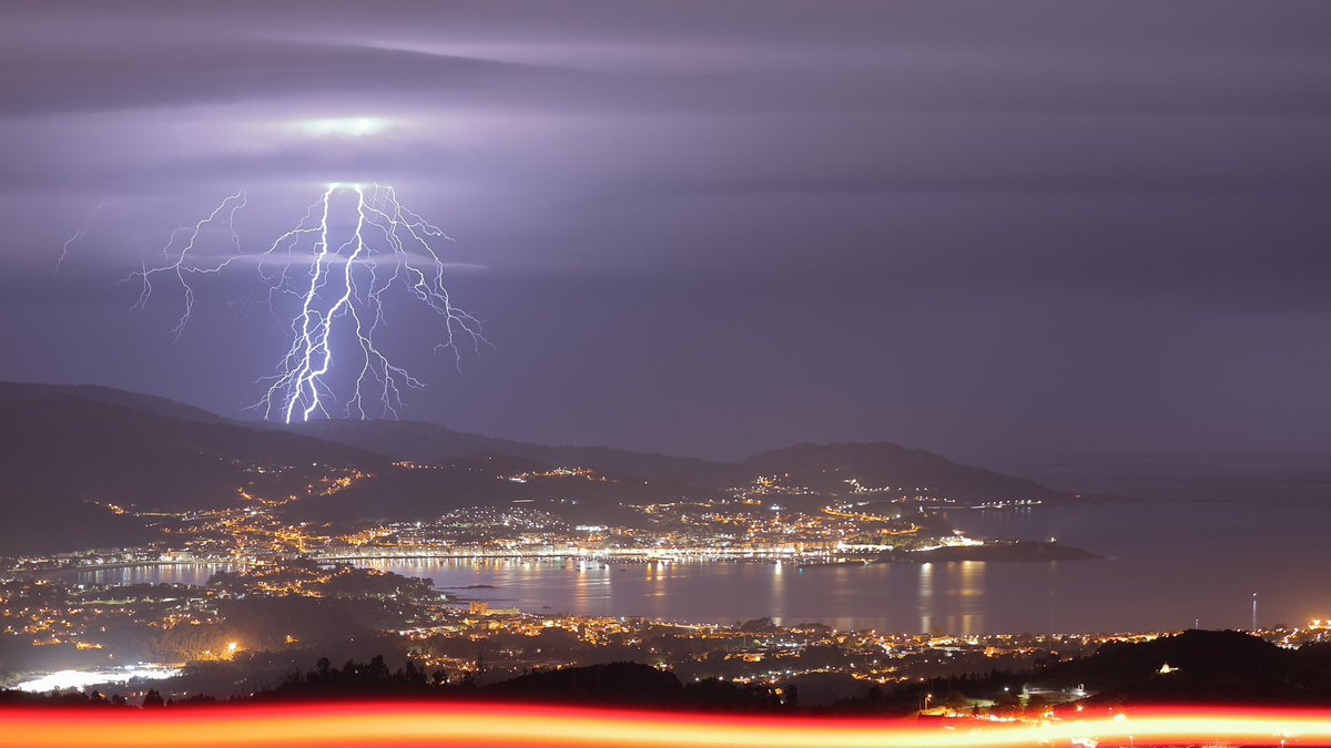 AlbertoSxenick's tweet photo. Buenos días dormilones!!Miles de rayos se pasean por la costa gallega en una noche muy eléctrica. 
#Galicia #TormentaEléctrica #RíasBaixas #Vigo https://t.co/hocshWOOpx