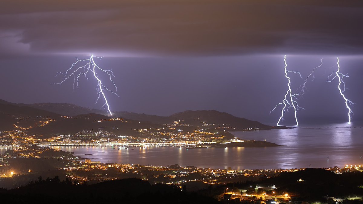 AlbertoSxenick's tweet photo. Buenos días dormilones!!Miles de rayos se pasean por la costa gallega en una noche muy eléctrica. 
#Galicia #TormentaEléctrica #RíasBaixas #Vigo https://t.co/hocshWOOpx