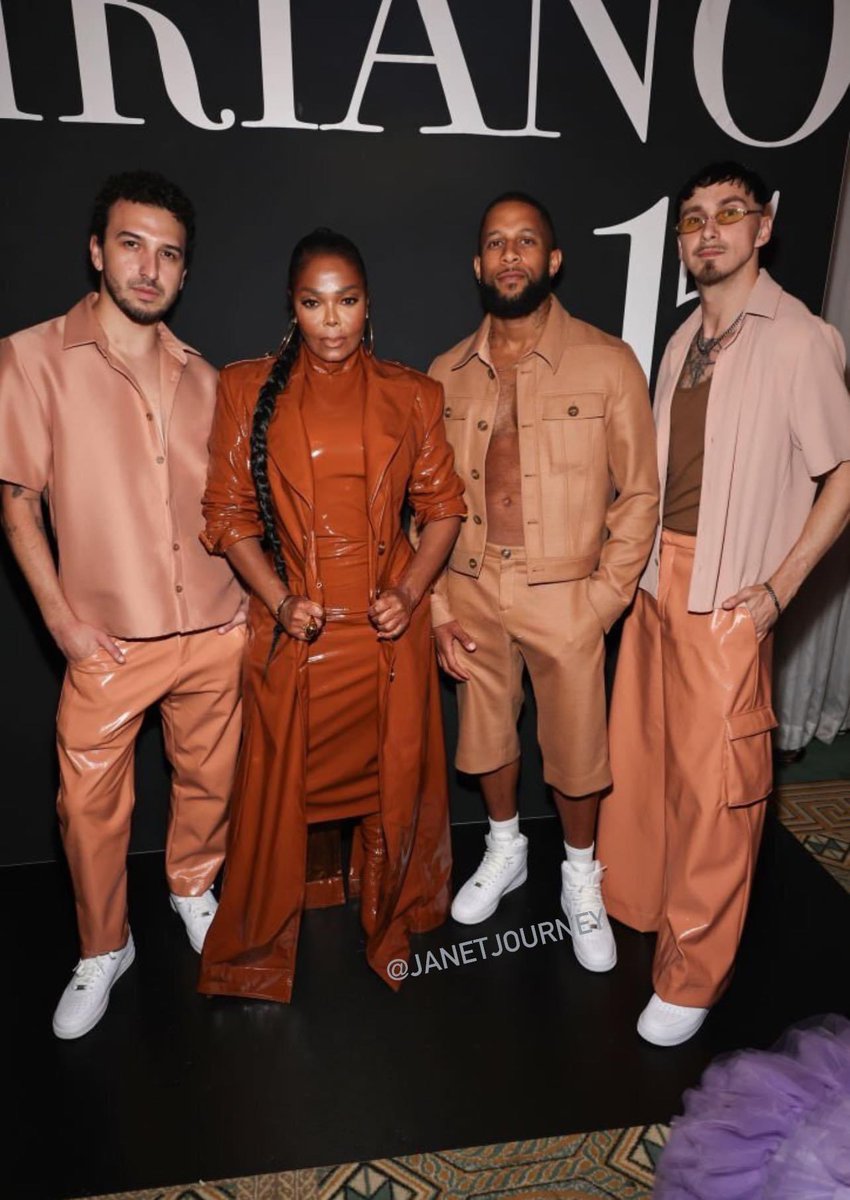 janetjourney's tweet photo. Janet Jackson attend the Christian Siriano SS24 Runway Show at The Pierre Hotel on September 08, 2023 in New York City. #JanetJackson #christiansiriano #love #fashion #fashioneeek #NYFW https://t.co/5QEje4i4F5