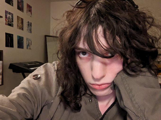 is it chill if i stare at you like this,,, https://t.co/9vNIu503rS