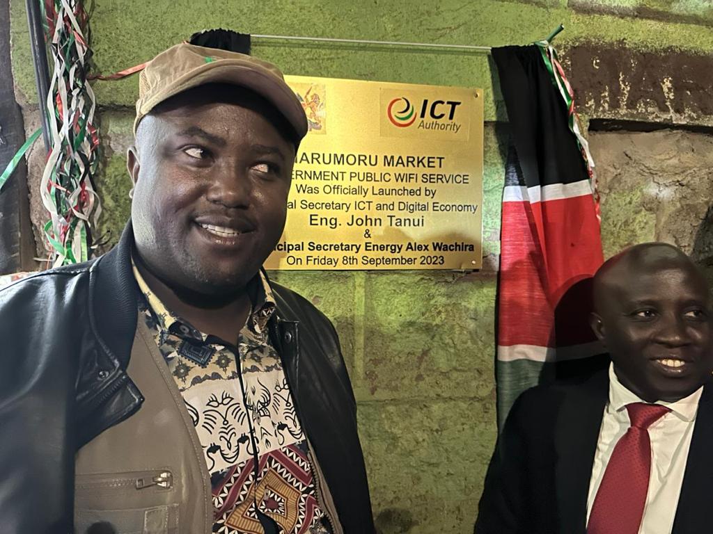 tanuijohn's tweet photo. Together with my colleague PS Energy @AlexKWachira  'Wa-Total'  ,we yesterday unveiled Narumoru Market Wi-fi Hot Spot.
This installation will see traders leverage free WiFi to grow their businesses.
The road to 25,000 such hotspots gets clear by the day therefore,we encourage software developers to come up with solutions that will see traders optimize such hotspots.
#InternetForAll
