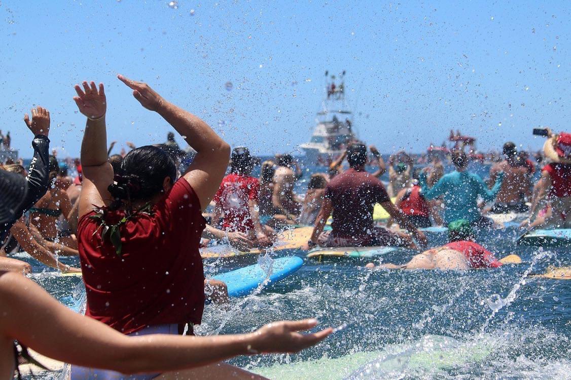 TikiTales's tweet photo. Could be the biggest paddle out ever? Today on Maui to honor Lāhainā ❤️🙏 

Photos Eric Aeder https://t.co/qsH0Lfnk5U