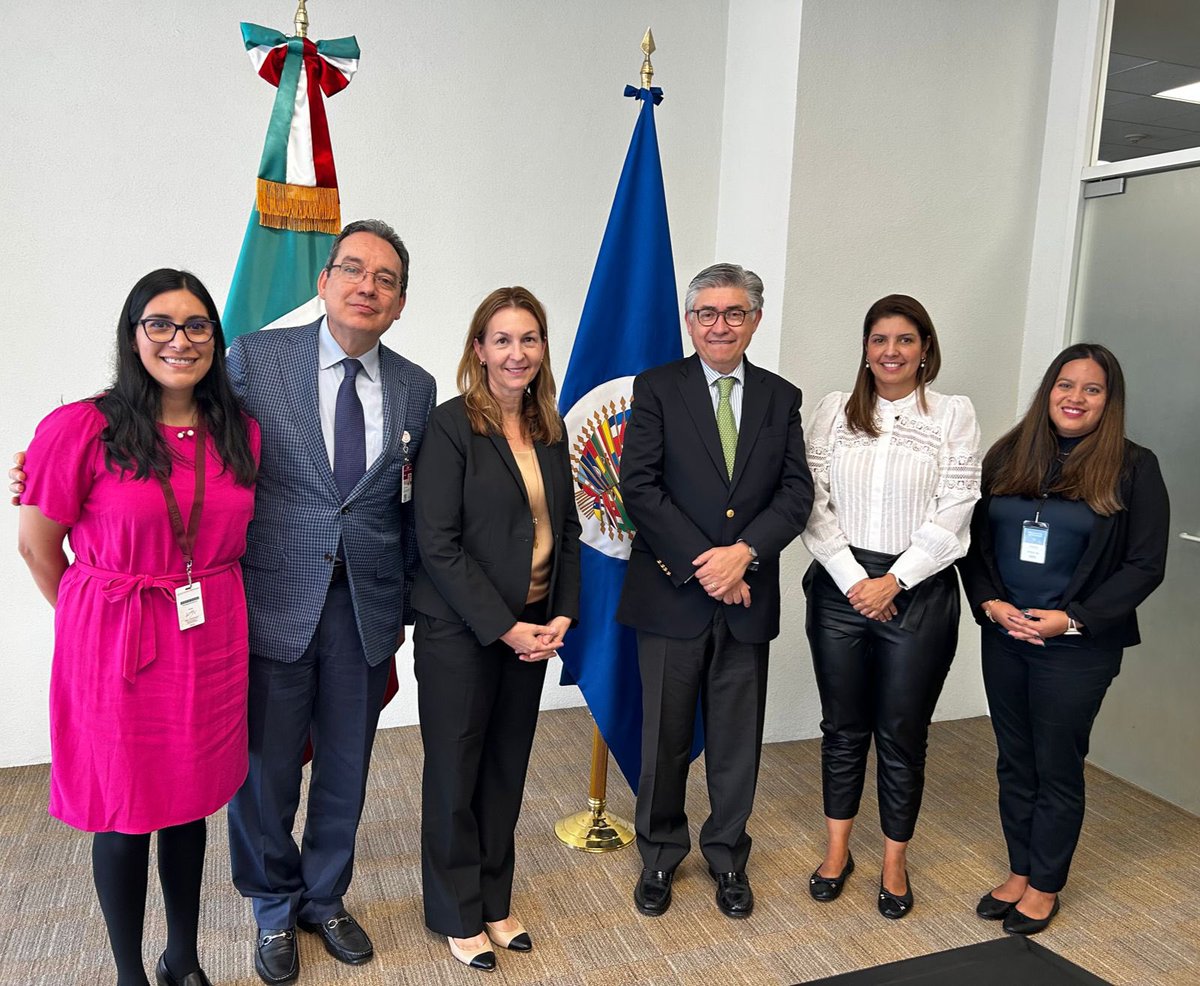 JoelHernandezG's tweet photo. Con @ejaramillon recibimos a @aatreppel Sria. Ejecutiva de la @OEA_CICTE y a su equipo de trabajo. El Comité ha sido un gran aliado para 🇲🇽 y la región en el combate al terrorismo. México tiene mejores herramientas para hacer frente a discursos de odio, xenofobia y al extremismo. https://t.co/dwzBEw2fgM