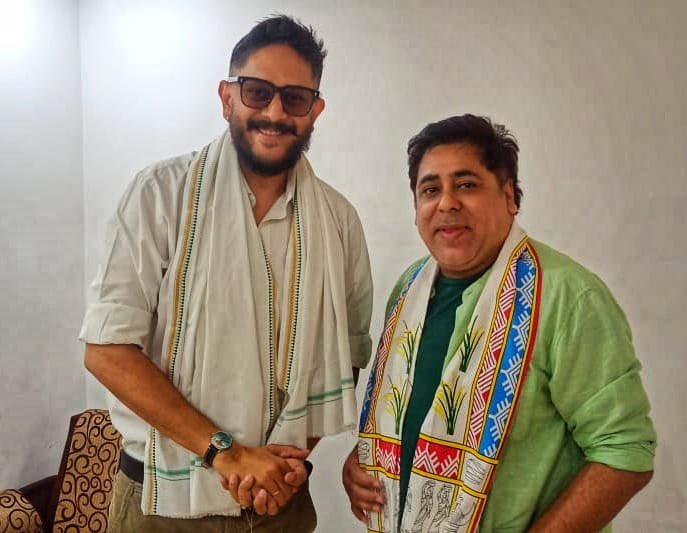 kvc_team's tweet image. It was a pleasure meeting and interacting with lyricist, poet and writer Shellee who is well known for his work in movies like Dev D, Udta Punjab, Manmarziyan.
Presented CG State Gamchha as a mark of respect for all his works of art. @Kshitij_Dau @ShashiTharoor @ProfCong