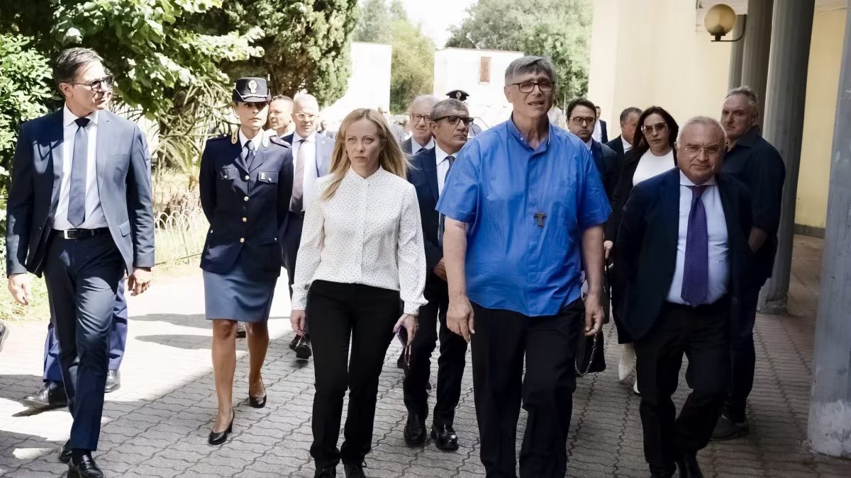 rob_marinucci's tweet photo. Si pensa di risolvere i problemi con i decreti e con le maniere forti. Ancora una volta il governo dimostra di non saper risolvere le questioni sociali. Si dovrebbe intervenire alla base con centri sociali, lavoro, impianti sportivi e ricreativi. #MeloniVergogna #DecretoCaivano https://t.co/0CBvdfFCQn
