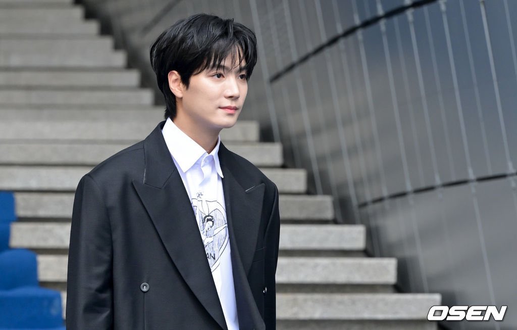 KIMJONGHYEON_TH's tweet photo. (❤️) 230909 2024 S/S Seoul Fashion Week

#KIMJONGHYEON #김종현 https://t.co/hIQElpLiJB
